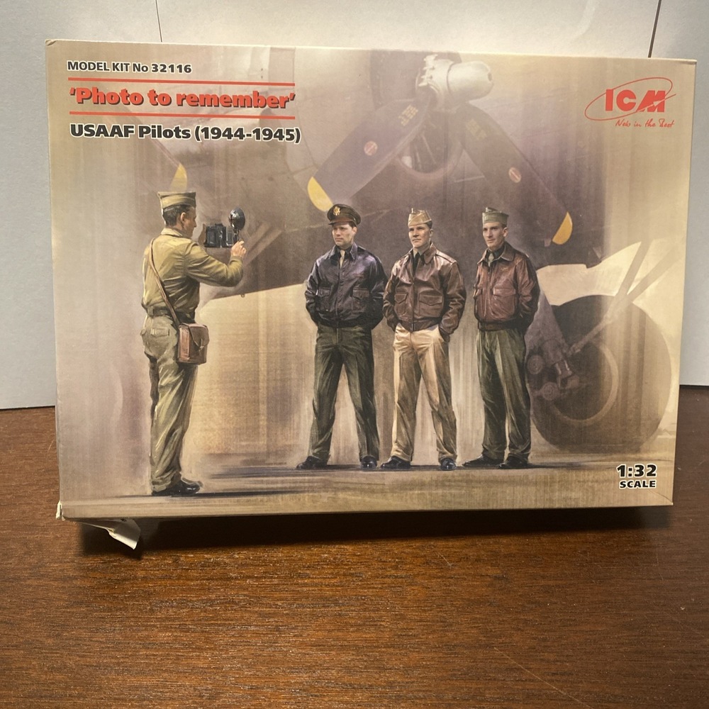 ICM 32116, 1/32 'PHOTO TO REMEMBER' USSAF PILOTS‎ (1944-1945) PLASTIC MODEL KIT
